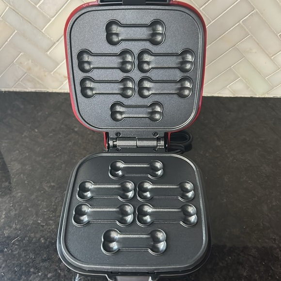 Dash Mini dog treat maker red makes 6 treats nonstick 420 Watts - Picture 4 of 7